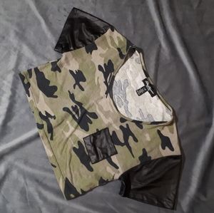 Camo crop top w/ black details